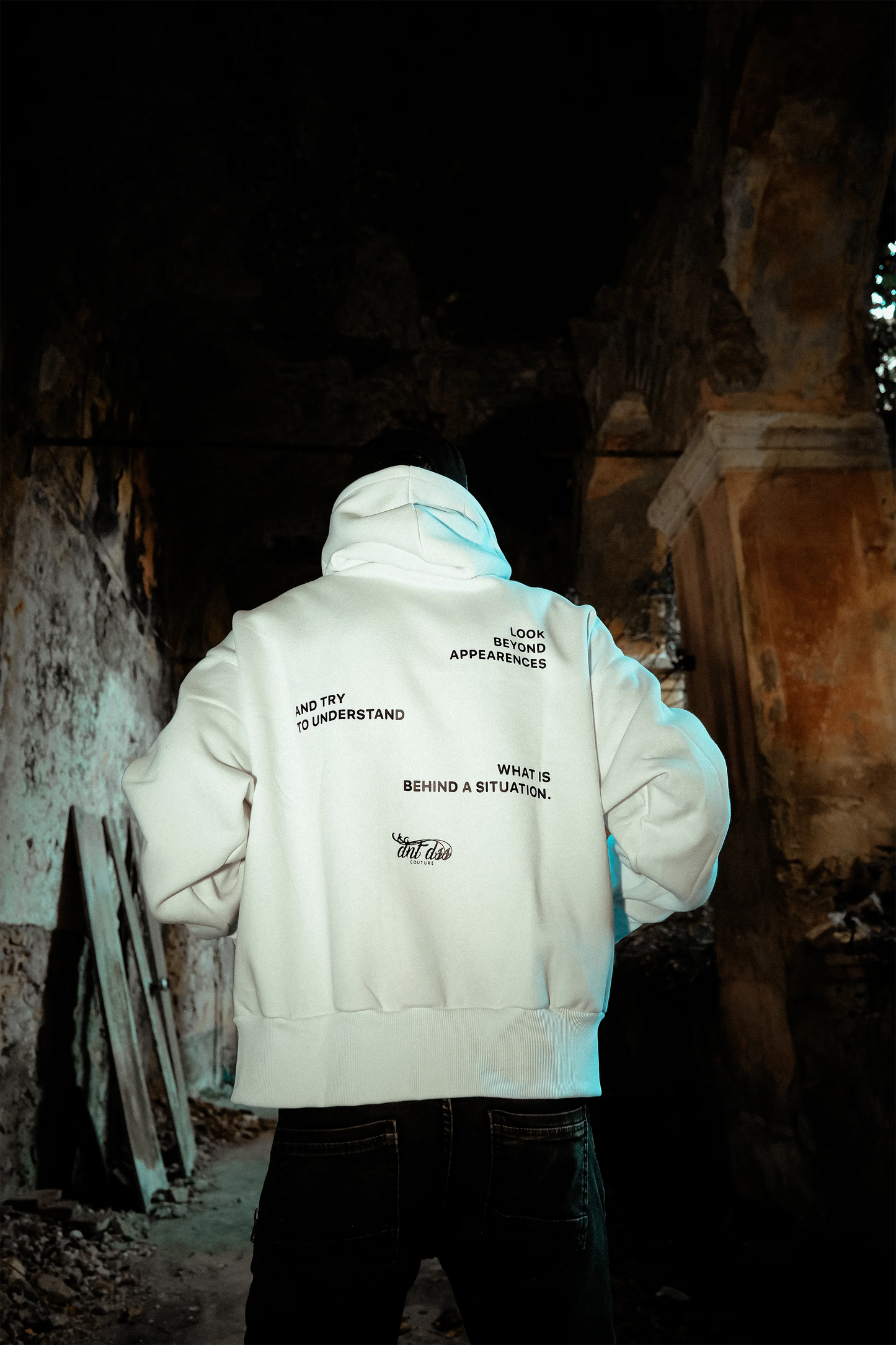HOODIE "LOOK BEYOND"